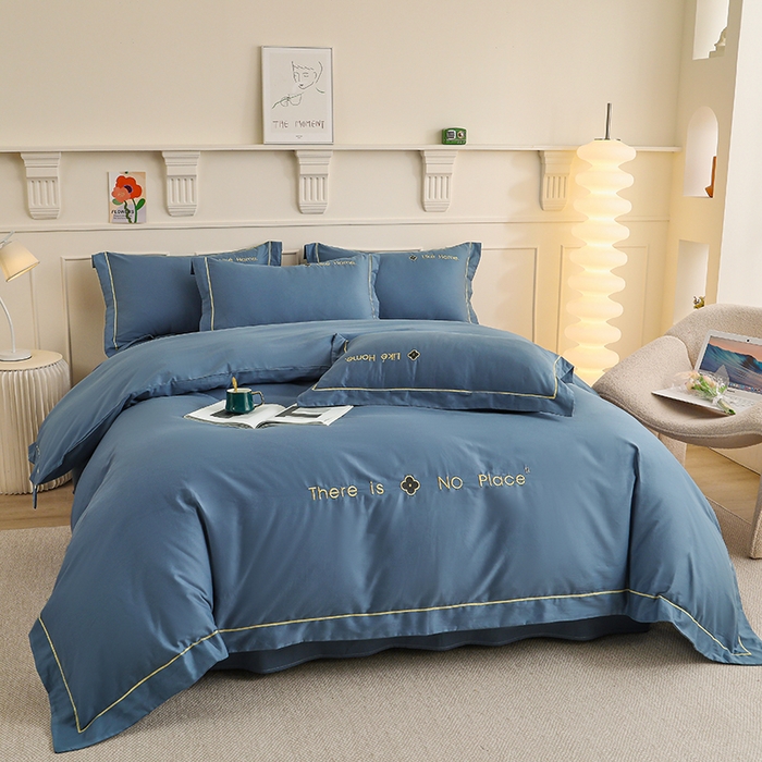 91家纺网 家纺一手货源 找家纺 宇彬家纺 2025直播热新款13374全棉母婴级压线一字绣宽边被套纯色刺绣四件套贡缎新疆长绒字母轻奢 暖系列-宾利蓝