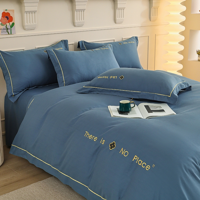 91家纺网 家纺一手货源 找家纺 宇彬家纺 2025直播热新款13374全棉母婴级压线一字绣宽边被套纯色刺绣四件套贡缎新疆长绒字母轻奢 暖系列-宾利蓝