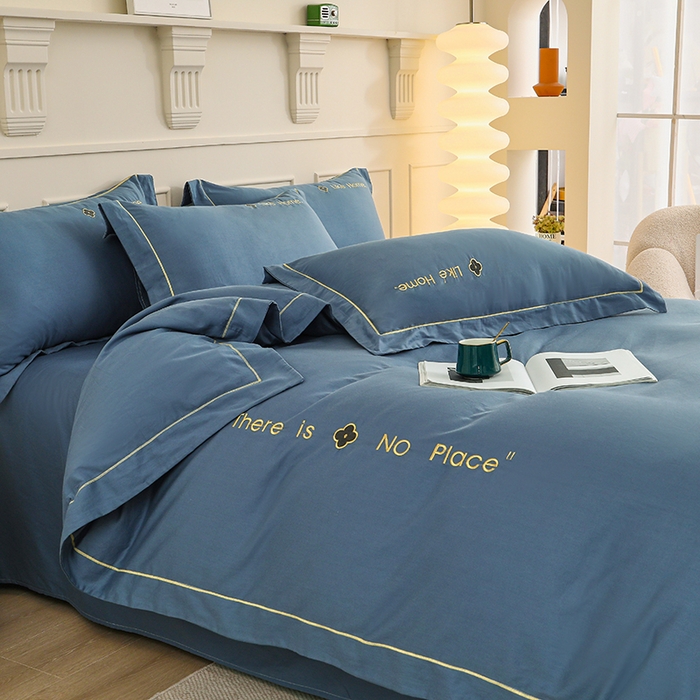 91家纺网 家纺一手货源 找家纺 宇彬家纺 2025直播热新款13374全棉母婴级压线一字绣宽边被套纯色刺绣四件套贡缎新疆长绒字母轻奢 暖系列-宾利蓝