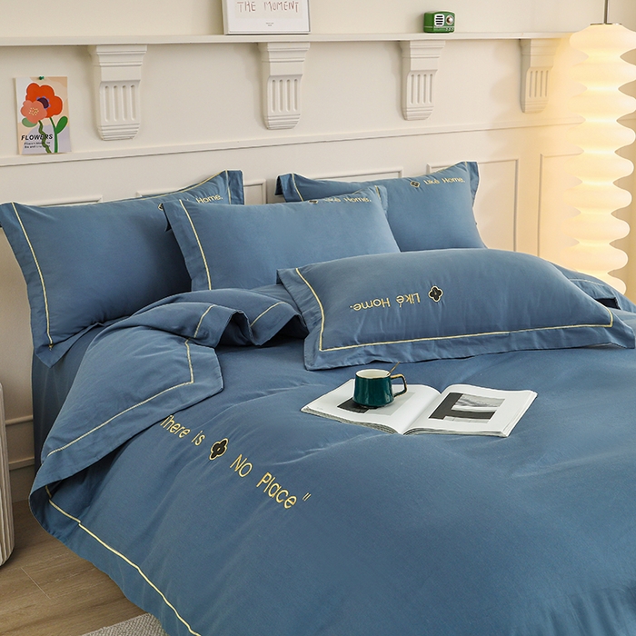 91家纺网 家纺一手货源 找家纺 宇彬家纺 2025直播热新款13374全棉母婴级压线一字绣宽边被套纯色刺绣四件套贡缎新疆长绒字母轻奢 暖系列-宾利蓝