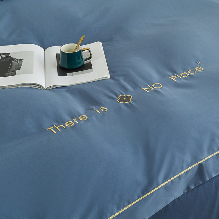 91家纺网 家纺一手货源 找家纺 宇彬家纺 2025直播热新款13374全棉母婴级压线一字绣宽边被套纯色刺绣四件套贡缎新疆长绒字母轻奢 暖系列-宾利蓝