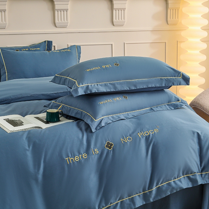 91家纺网 家纺一手货源 找家纺 宇彬家纺 2025直播热新款13374全棉母婴级压线一字绣宽边被套纯色刺绣四件套贡缎新疆长绒字母轻奢 暖系列-宾利蓝