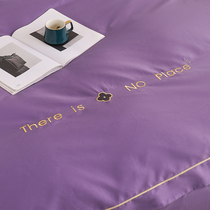 91家纺网 家纺一手货源 找家纺 宇彬家纺 2025直播热新款13374全棉母婴级压线一字绣宽边被套纯色刺绣四件套贡缎新疆长绒字母轻奢 暖系列-典雅紫