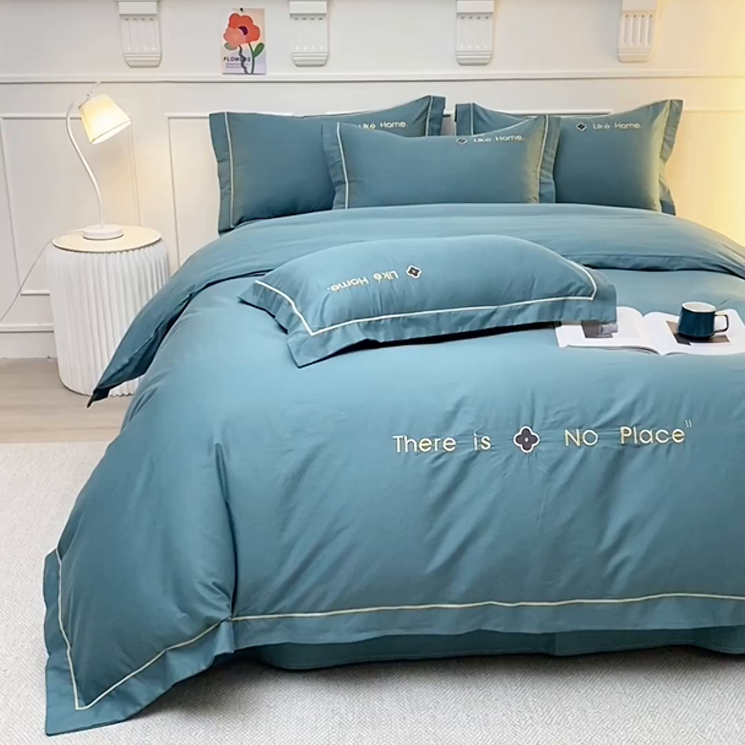 91家纺网 家纺一手货源 找家纺 宇彬家纺 2025直播热新款13374全棉母婴级压线一字绣宽边被套纯色刺绣四件套贡缎新疆长绒字母轻奢 暖系列-摩卡绿