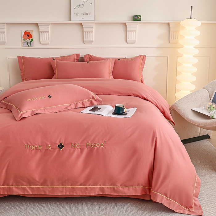 91家纺网 家纺一手货源 找家纺 宇彬家纺 2025直播热新款13374全棉母婴级压线一字绣宽边被套纯色刺绣四件套贡缎新疆长绒字母轻奢 暖系列-奶油粉