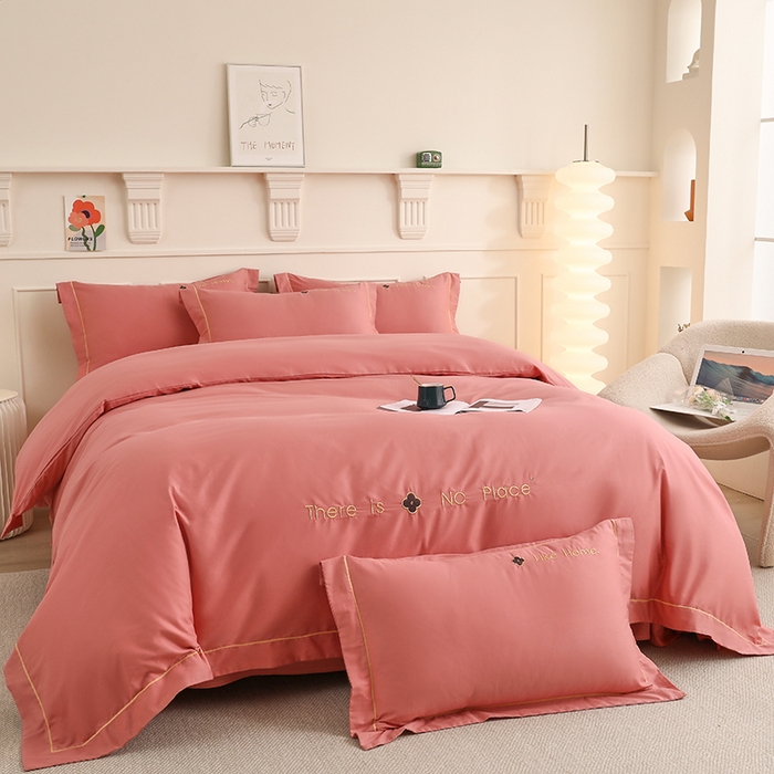 91家纺网 家纺一手货源 找家纺 宇彬家纺 2025直播热新款13374全棉母婴级压线一字绣宽边被套纯色刺绣四件套贡缎新疆长绒字母轻奢 暖系列-奶油粉