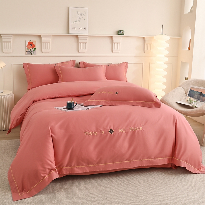 91家纺网 家纺一手货源 找家纺 宇彬家纺 2025直播热新款13374全棉母婴级压线一字绣宽边被套纯色刺绣四件套贡缎新疆长绒字母轻奢 暖系列-奶油粉