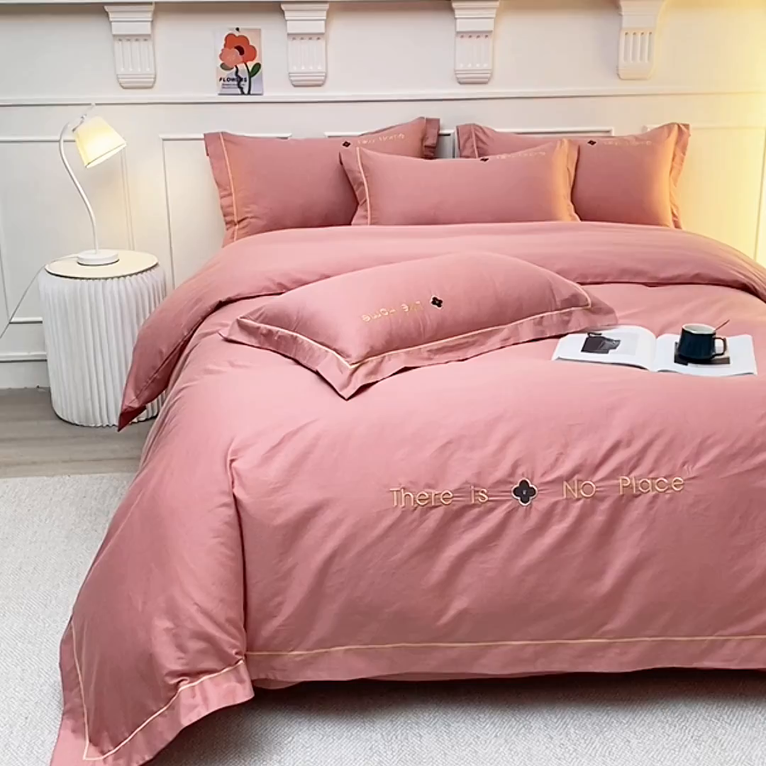 91家纺网 家纺一手货源 找家纺 宇彬家纺 2025直播热新款13374全棉母婴级压线一字绣宽边被套纯色刺绣四件套贡缎新疆长绒字母轻奢 暖系列-奶油粉