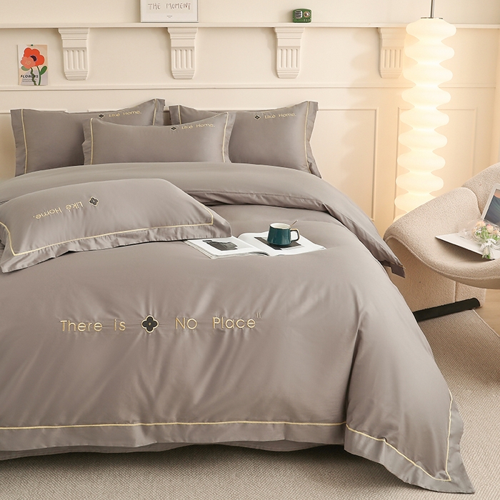 91家纺网 家纺一手货源 找家纺 宇彬家纺 2025直播热新款13374全棉母婴级压线一字绣宽边被套纯色刺绣四件套贡缎新疆长绒字母轻奢 暖系列-绅士灰