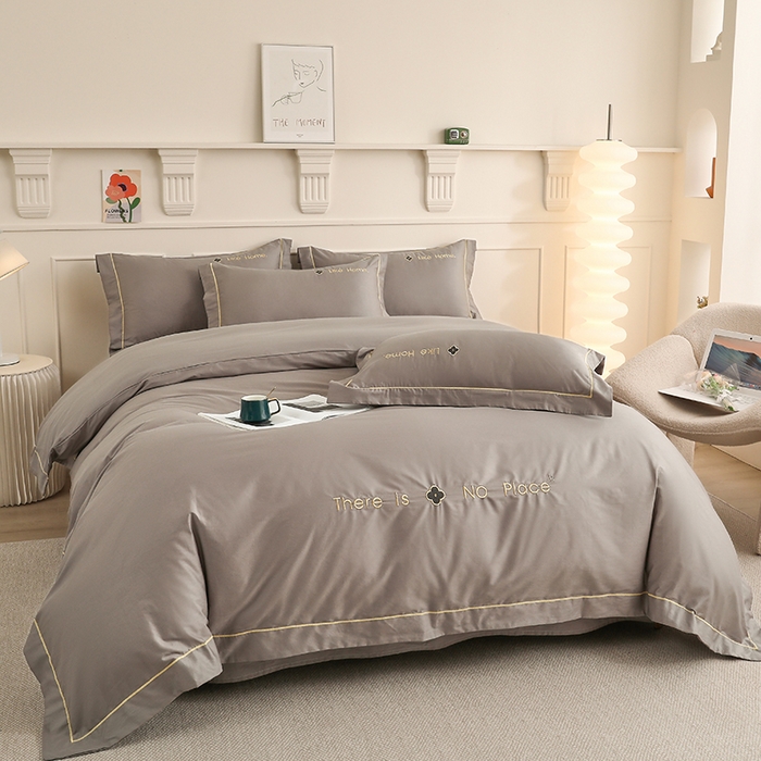 91家纺网 家纺一手货源 找家纺 宇彬家纺 2025直播热新款13374全棉母婴级压线一字绣宽边被套纯色刺绣四件套贡缎新疆长绒字母轻奢 暖系列-绅士灰