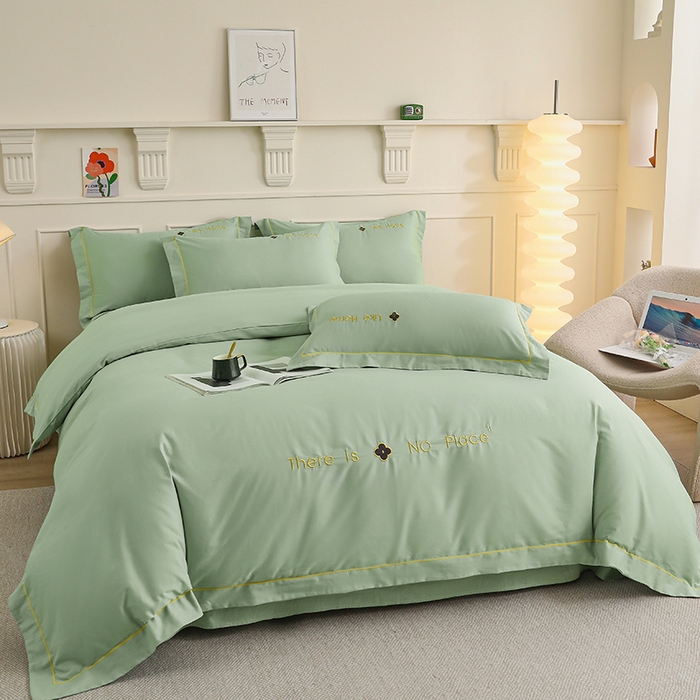 91家纺网 家纺一手货源 找家纺 宇彬家纺 2025直播热新款13374全棉母婴级压线一字绣宽边被套纯色刺绣四件套贡缎新疆长绒字母轻奢 暖系列-炫彩绿