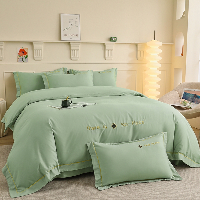 91家纺网 家纺一手货源 找家纺 宇彬家纺 2025直播热新款13374全棉母婴级压线一字绣宽边被套纯色刺绣四件套贡缎新疆长绒字母轻奢 暖系列-炫彩绿