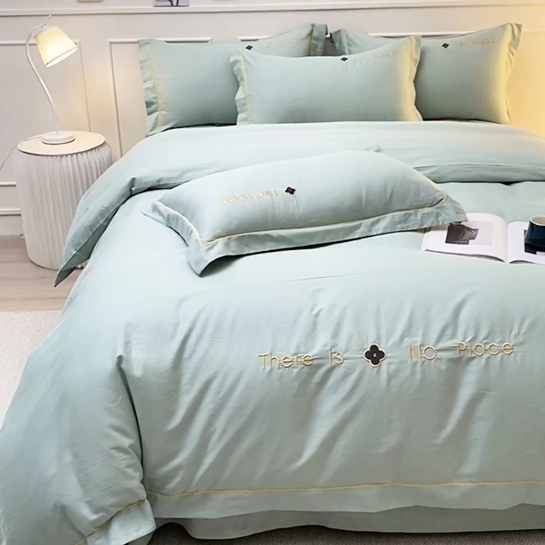 91家纺网 家纺一手货源 找家纺 宇彬家纺 2025直播热新款13374全棉母婴级压线一字绣宽边被套纯色刺绣四件套贡缎新疆长绒字母轻奢 暖系列-炫彩绿