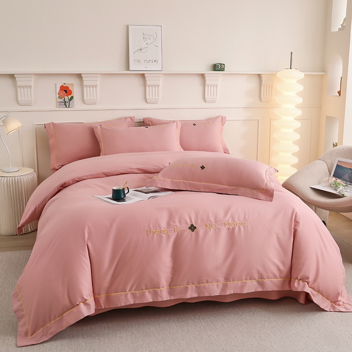 91家纺网 家纺一手货源 找家纺 宇彬家纺 2025直播热新款13374全棉母婴级压线一字绣宽边被套纯色刺绣四件套贡缎新疆长绒字母轻奢 暖系列-紫豆沙