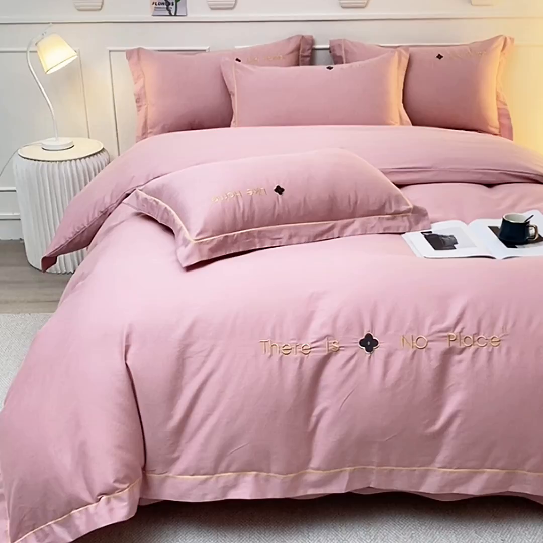 91家纺网 家纺一手货源 找家纺 宇彬家纺 2025直播热新款13374全棉母婴级压线一字绣宽边被套纯色刺绣四件套贡缎新疆长绒字母轻奢 暖系列-紫豆沙