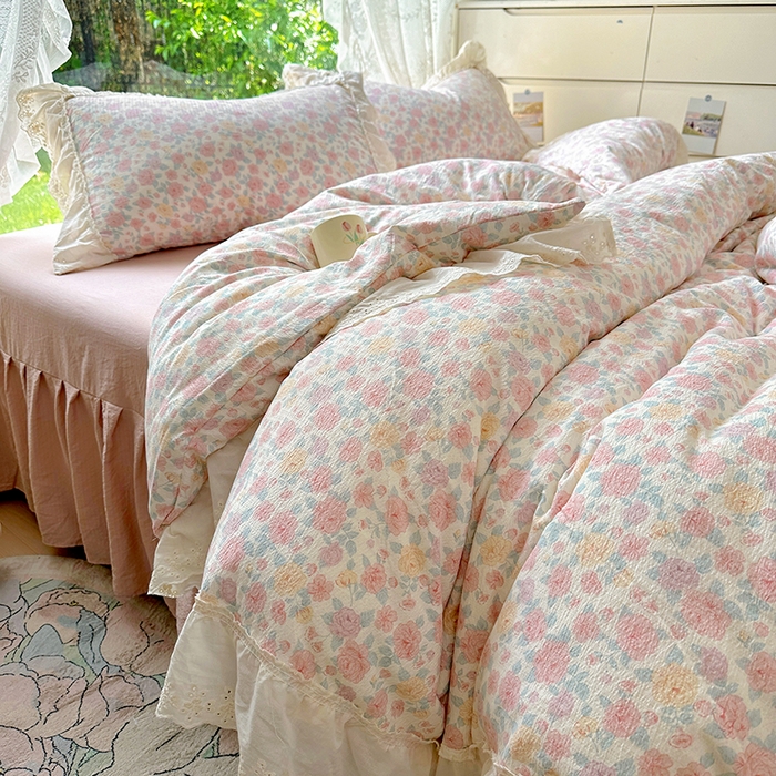 91家纺网 家纺一手货源 找家纺 仟网汇 2025新款皱皱纱花边床裙四件套多功能夏被夏凉被空调被四件套四季通用 春意浓