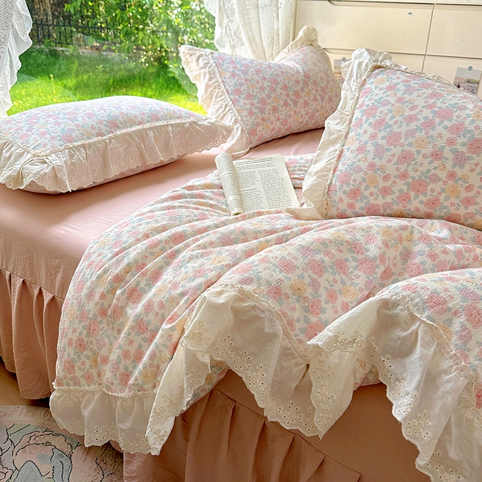 91家纺网 家纺一手货源 找家纺 仟网汇 2025新款皱皱纱花边床裙四件套多功能夏被夏凉被空调被四件套四季通用 春意浓