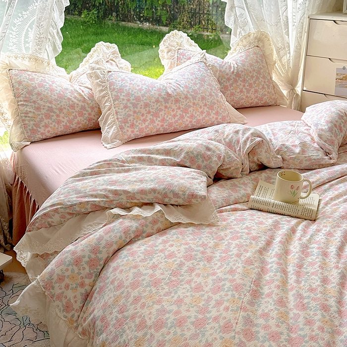 91家纺网 家纺一手货源 找家纺 仟网汇 2025新款皱皱纱花边床裙四件套多功能夏被夏凉被空调被四件套四季通用 春意浓