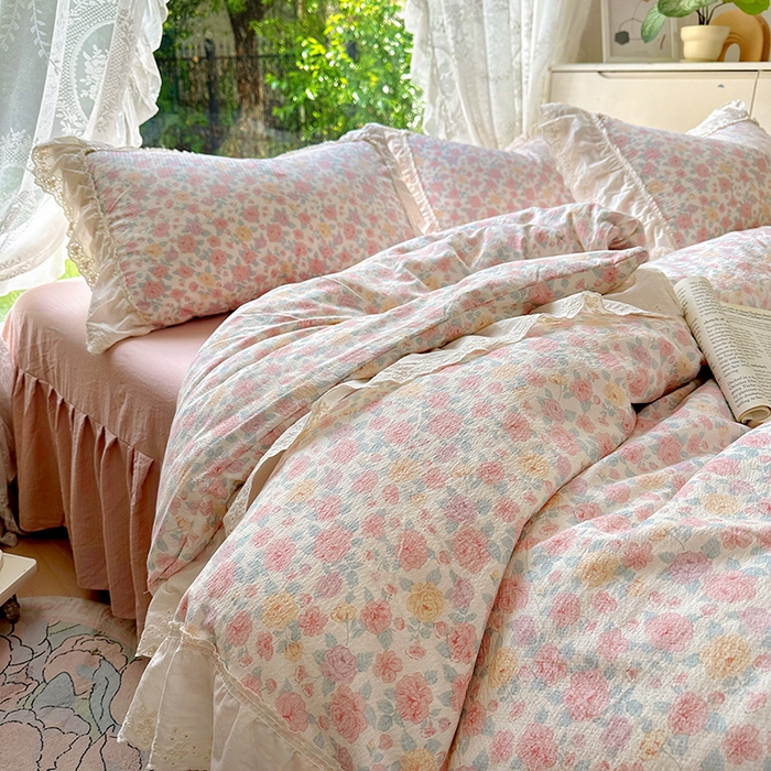 91家纺网 家纺一手货源 找家纺 仟网汇 2025新款皱皱纱花边床裙四件套多功能夏被夏凉被空调被四件套四季通用 春意浓