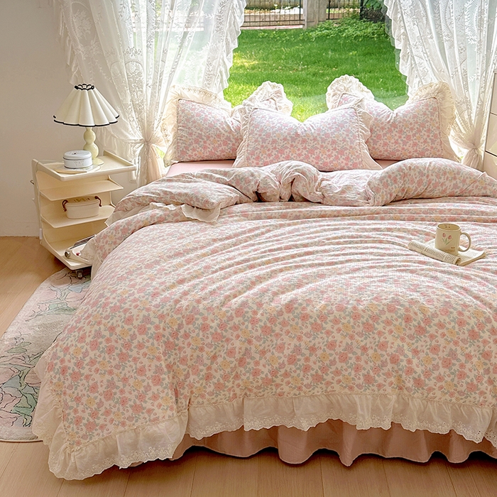 91家纺网 家纺一手货源 找家纺 仟网汇 2025新款皱皱纱花边床裙四件套多功能夏被夏凉被空调被四件套四季通用 春意浓