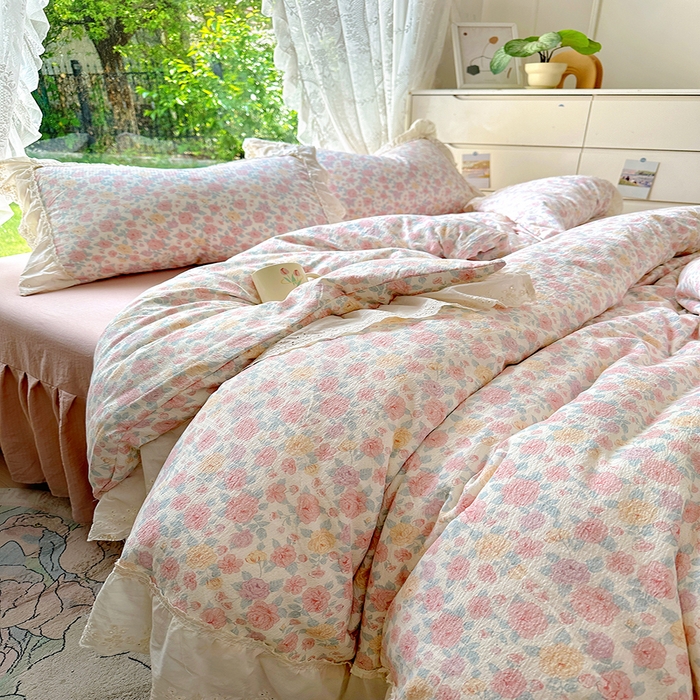 91家纺网 家纺一手货源 找家纺 仟网汇 2025新款皱皱纱花边床裙四件套多功能夏被夏凉被空调被四件套四季通用 春意浓