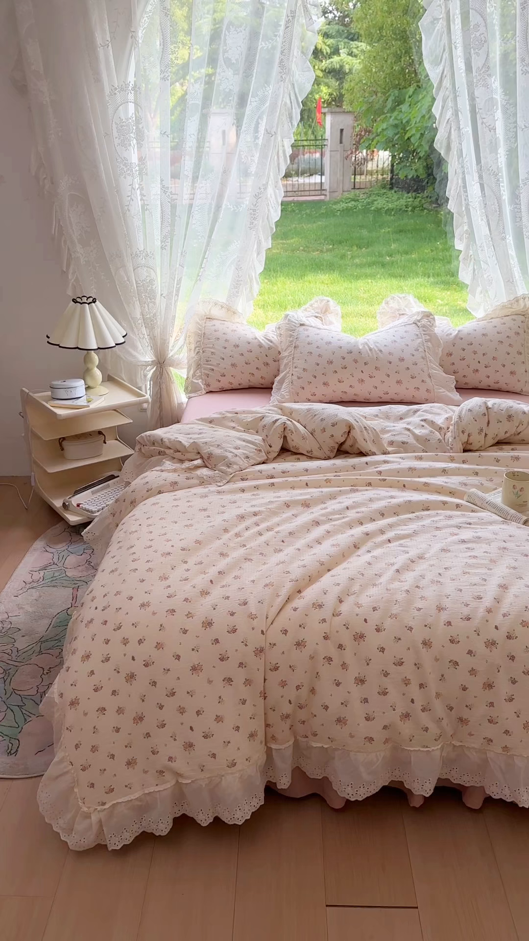 91家纺网 家纺一手货源 找家纺 仟网汇 2025新款皱皱纱花边床裙四件套多功能夏被夏凉被空调被四件套四季通用 小春日和