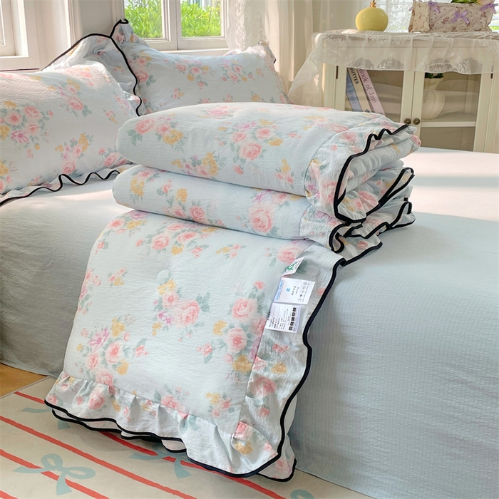 91家纺网 家纺一手货源 找家纺 梦舒羽 2025新款皱皱双层纱花边夏被夏凉被三件套薄被芯宿舍空调被 四件套 繁花入梦