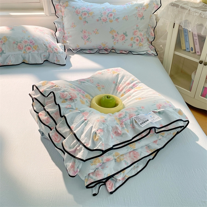 91家纺网 家纺一手货源 找家纺 梦舒羽 2025新款皱皱双层纱花边夏被夏凉被三件套薄被芯宿舍空调被 四件套 繁花入梦