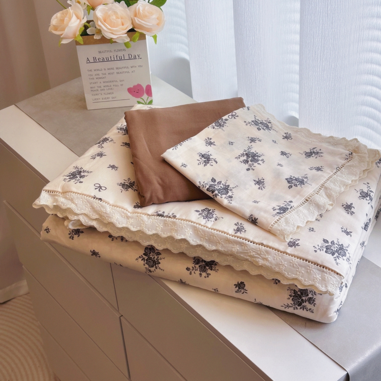 91家纺网 家纺一手货源 找家纺 黛馨 2025春夏新款全棉纯棉A类双层纱工艺款夏被夏凉被空调被四件套蕾丝款 白芽