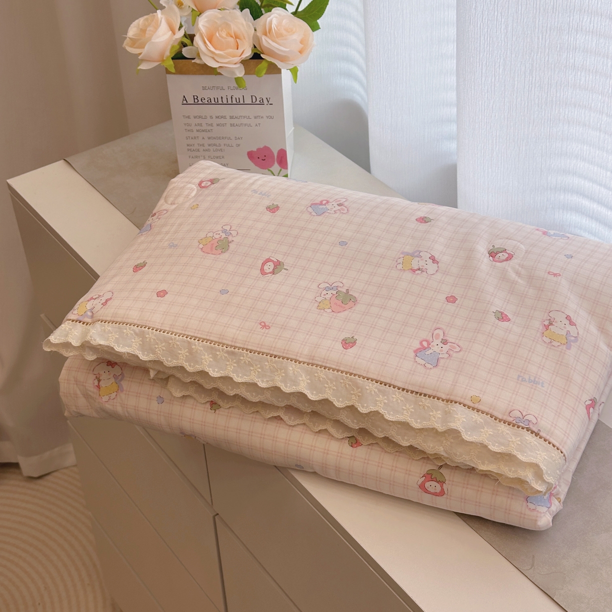 91家纺网 家纺一手货源 找家纺 黛馨 2025春夏新款全棉纯棉A类双层纱工艺款夏被夏凉被空调被四件套蕾丝款 草莓兔