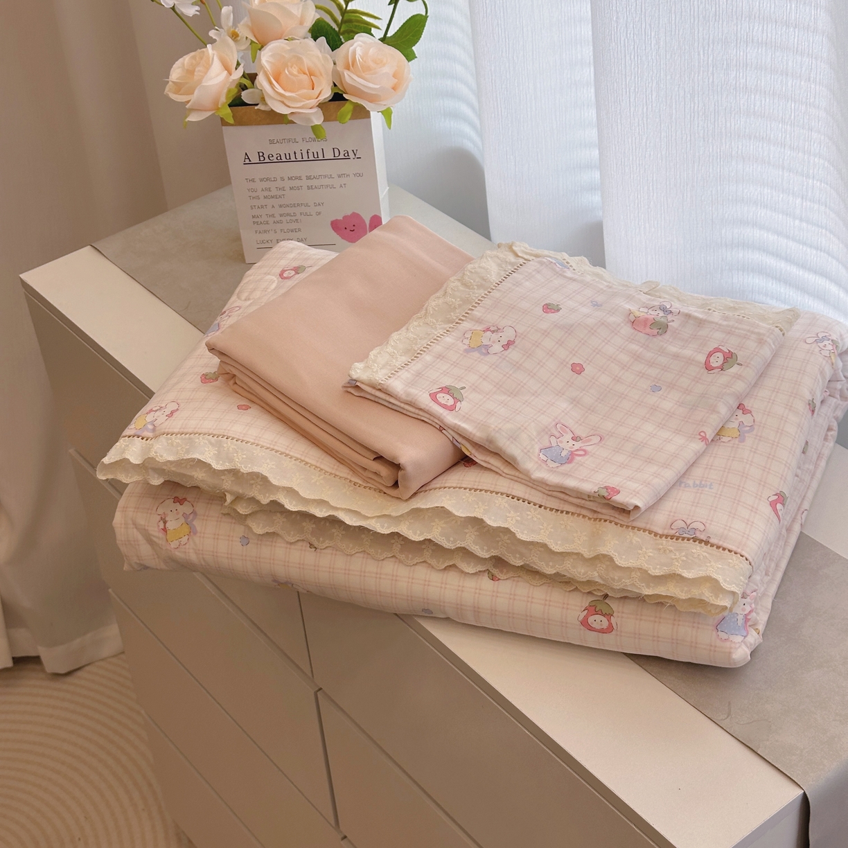 91家纺网 家纺一手货源 找家纺 黛馨 2025春夏新款全棉纯棉A类双层纱工艺款夏被夏凉被空调被四件套蕾丝款 草莓兔