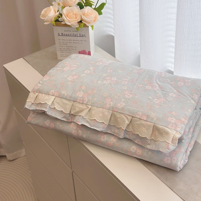 91家纺网 家纺一手货源 找家纺 黛馨 2025春夏新款全棉纯棉A类双层纱工艺款夏被夏凉被空调被四件套双花边款 蓝风铃