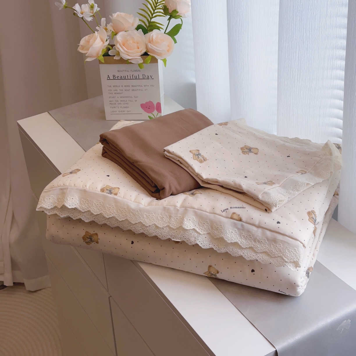 91家纺网 家纺一手货源 找家纺 黛馨 2025春夏新款全棉纯棉A类双层纱工艺款夏被夏凉被空调被四件套蕾丝款 点点熊