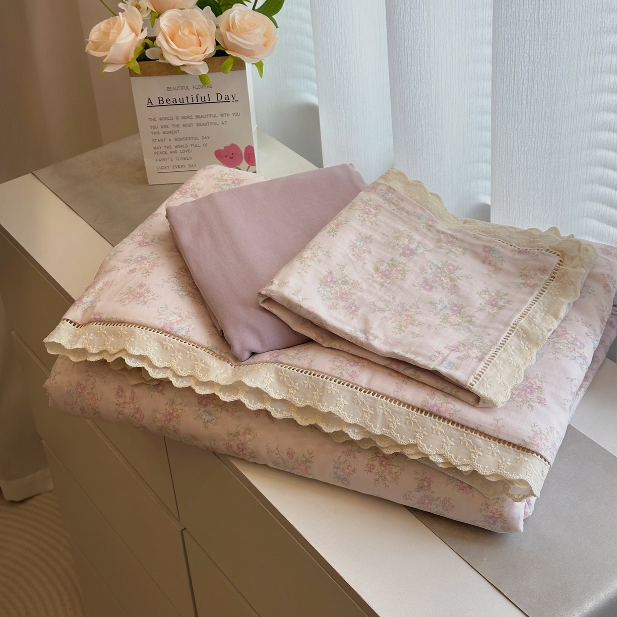 91家纺网 家纺一手货源 找家纺 黛馨 2025春夏新款全棉纯棉A类双层纱工艺款夏被夏凉被空调被四件套蕾丝款 花语