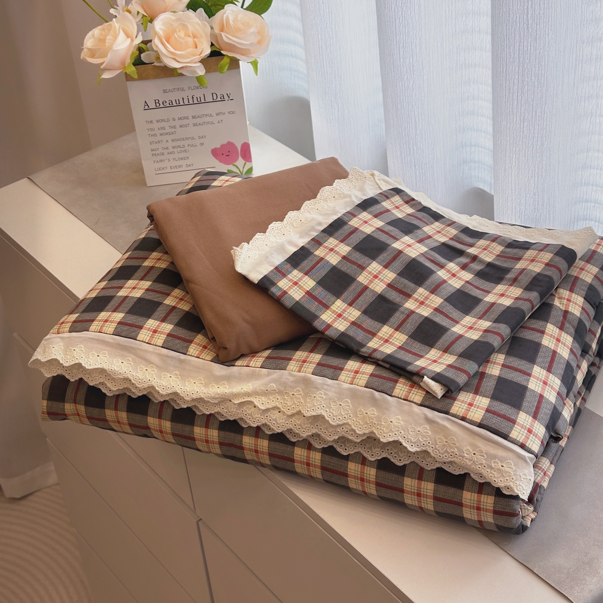 91家纺网 家纺一手货源 找家纺 黛馨 2025春夏新款全棉纯棉A类双层纱工艺款夏被夏凉被空调被四件套蕾丝款 焦糖拿铁