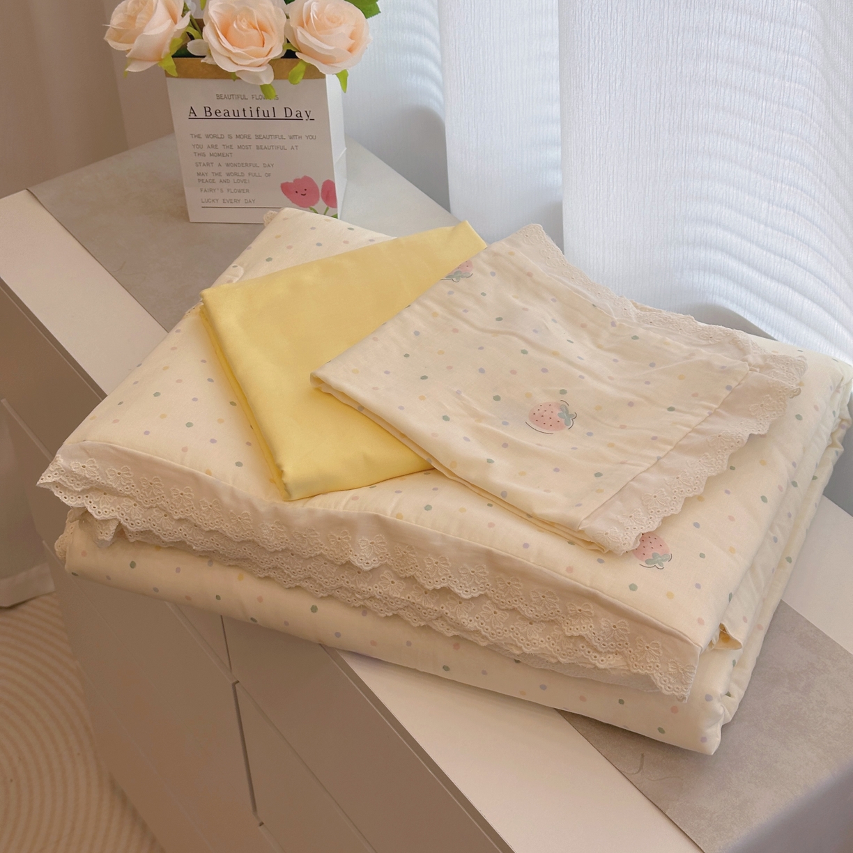 91家纺网 家纺一手货源 找家纺 黛馨 2025春夏新款全棉纯棉A类双层纱工艺款夏被夏凉被空调被四件套蕾丝款 奶油草莓