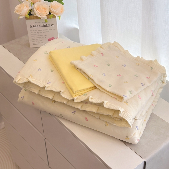 91家纺网 家纺一手货源 找家纺 黛馨 2025春夏新款全棉纯棉A类双层纱工艺款夏被夏凉被空调被四件套皱皱边款 奶油樱桃