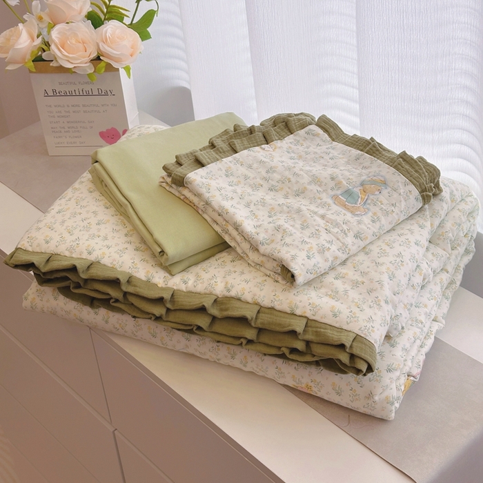 91家纺网 家纺一手货源 找家纺 黛馨 2025春夏新款全棉纯棉A类双层纱工艺款夏被夏凉被空调被四件套皱皱边款 熊孩子