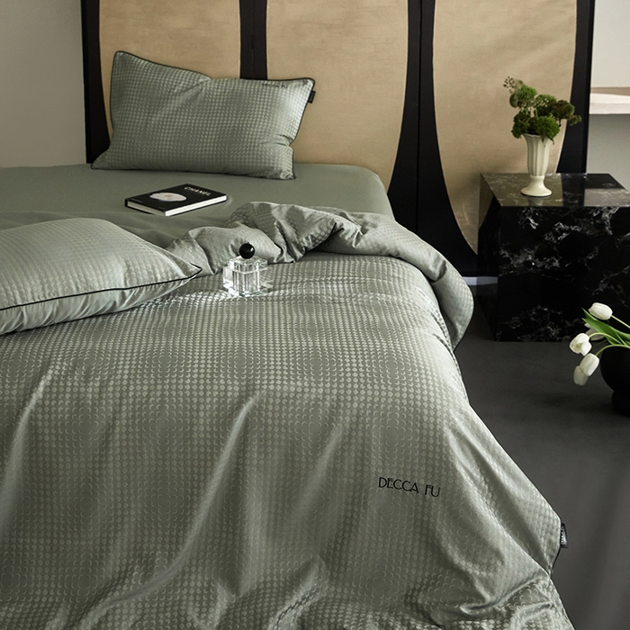 91家纺网 家纺一手货源 找家纺 群鹿蚕丝羽绒馆 2025新款天丝棉提花银线刺绣嵌条麻绳工艺-铂金简奢款四件套 弦月-梦华绿