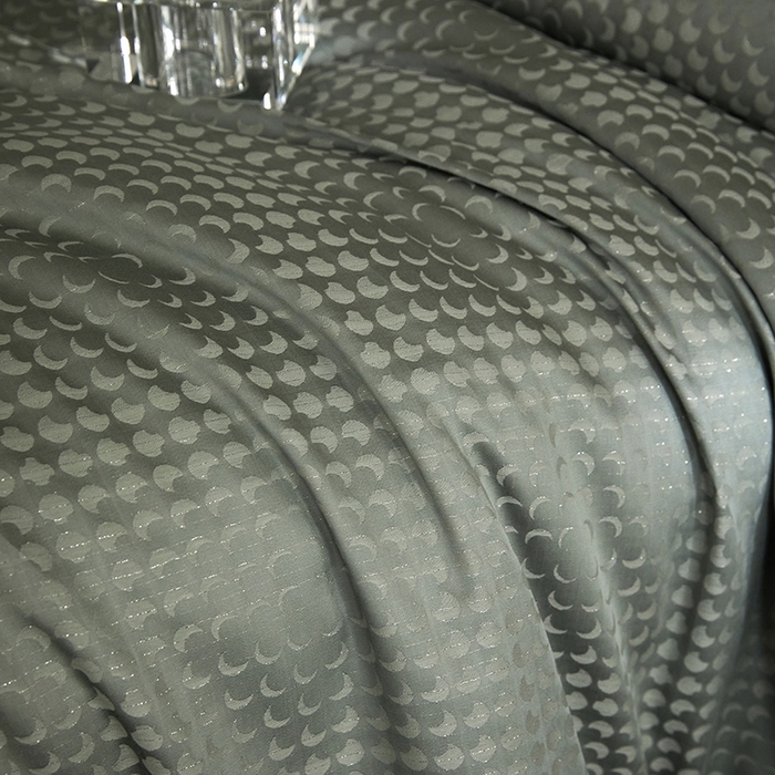 91家纺网 家纺一手货源 找家纺 群鹿蚕丝羽绒馆 2025新款天丝棉提花银线刺绣嵌条麻绳工艺-铂金简奢款四件套 弦月-梦华绿