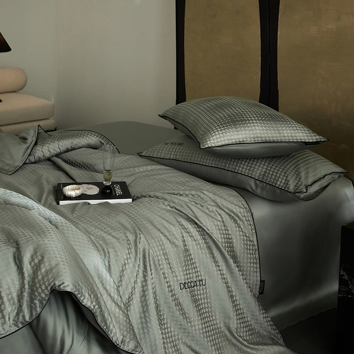 91家纺网 家纺一手货源 找家纺 群鹿蚕丝羽绒馆 2025新款天丝棉提花银线刺绣嵌条麻绳工艺-铂金简奢款四件套 弦月-梦华绿