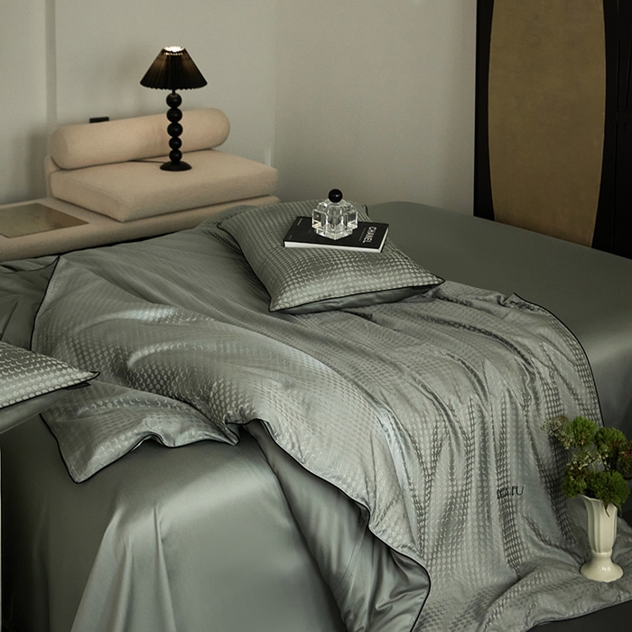 91家纺网 家纺一手货源 找家纺 群鹿蚕丝羽绒馆 2025新款天丝棉提花银线刺绣嵌条麻绳工艺-铂金简奢款四件套 弦月-梦华绿