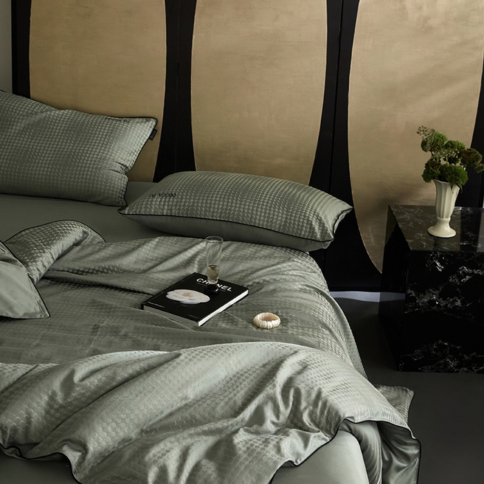 91家纺网 家纺一手货源 找家纺 群鹿蚕丝羽绒馆 2025新款天丝棉提花银线刺绣嵌条麻绳工艺-铂金简奢款四件套 弦月-梦华绿