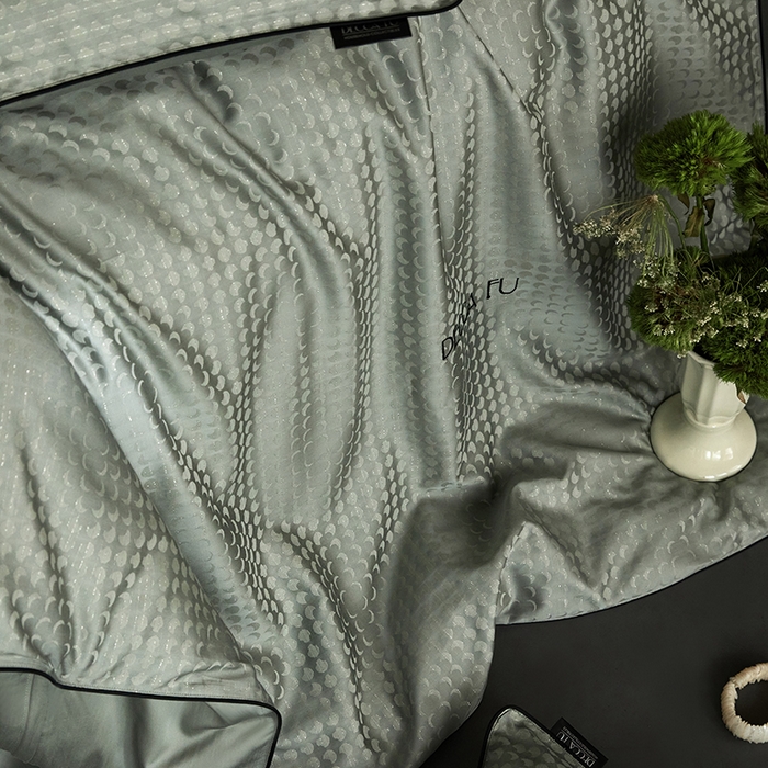 91家纺网 家纺一手货源 找家纺 群鹿蚕丝羽绒馆 2025新款天丝棉提花银线刺绣嵌条麻绳工艺-铂金简奢款四件套 弦月-梦华绿