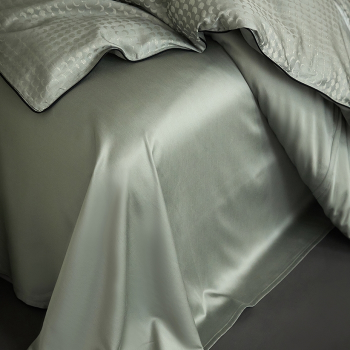 91家纺网 家纺一手货源 找家纺 群鹿蚕丝羽绒馆 2025新款天丝棉提花银线刺绣嵌条麻绳工艺-铂金简奢款四件套 弦月-梦华绿