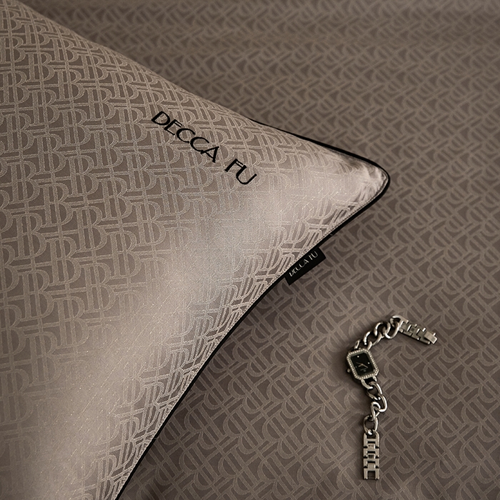 91家纺网 家纺一手货源 找家纺 群鹿蚕丝羽绒馆 2025新款天丝棉提花银线刺绣嵌条麻绳工艺-铂金简奢款四件套 伯格-巧克力