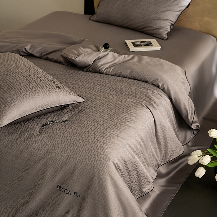 91家纺网 家纺一手货源 找家纺 群鹿蚕丝羽绒馆 2025新款天丝棉提花银线刺绣嵌条麻绳工艺-铂金简奢款四件套 伯格-巧克力