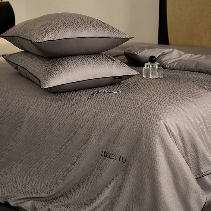 91家纺网 家纺一手货源 找家纺 群鹿蚕丝羽绒馆 2025新款天丝棉提花银线刺绣嵌条麻绳工艺-铂金简奢款四件套 伯格-巧克力