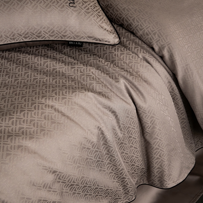 91家纺网 家纺一手货源 找家纺 群鹿蚕丝羽绒馆 2025新款天丝棉提花银线刺绣嵌条麻绳工艺-铂金简奢款四件套 伯格-巧克力