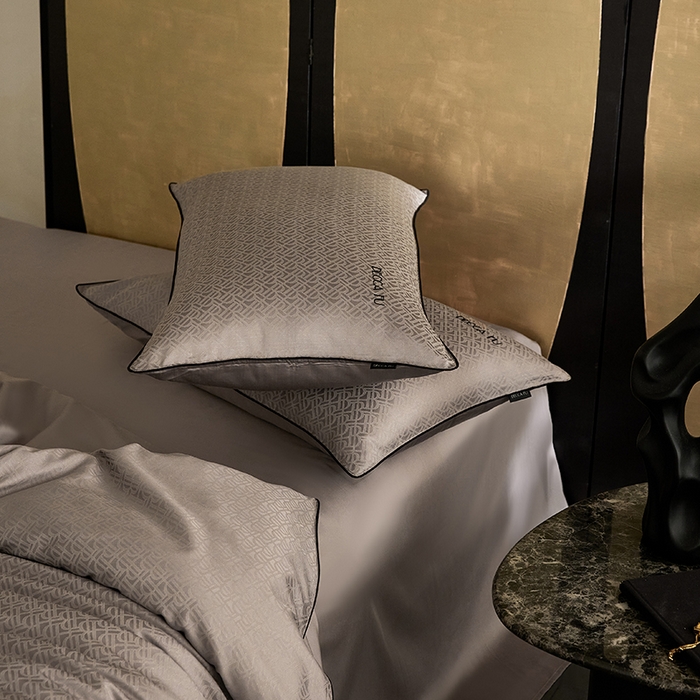 91家纺网 家纺一手货源 找家纺 群鹿蚕丝羽绒馆 2025新款天丝棉提花银线刺绣嵌条麻绳工艺-铂金简奢款四件套 伯格-巧克力